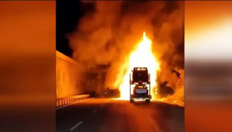 Tırda Yangın Çıktı: Otomobiller Alev Alev Yandı, 8 Araç Ziyan Oldu!