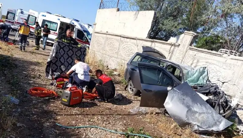 Lastiği Patlayan Araç, İstinat Duvarına Çarptı: 1 Ölüm, 6 Yaralı!