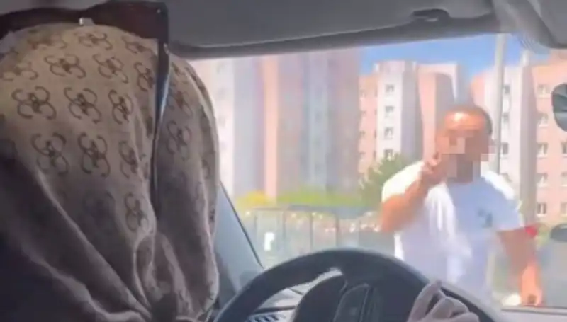 Trafikte Korku Dolu Anlar: Araç Camına Yumrukla Dehşet Anları