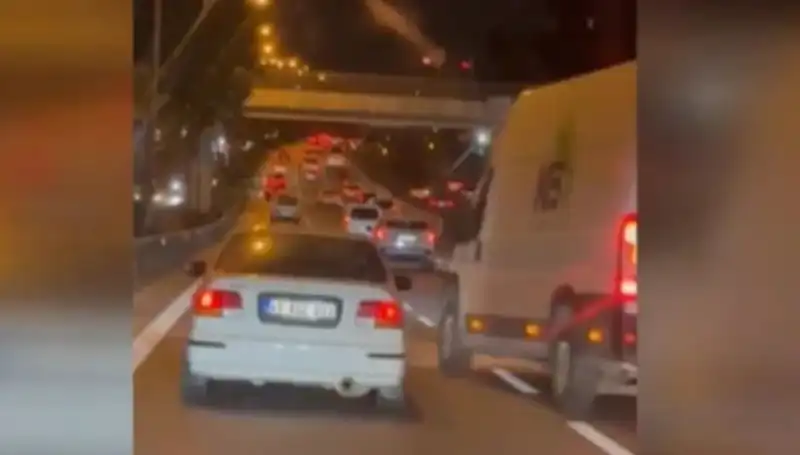 Tuzla'da Makas Terörü: Sürücü Hızla Çarpıp Kaçtı, Gözaltına Alındı