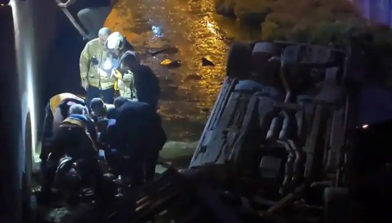 Sürücü Kaçtı, Yaralıyı İtfaiye Ekipleri Kurtardı: Olayın Detayları