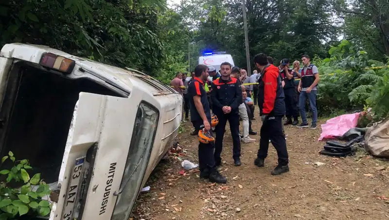 Rize'de Yamaçtan Yuvarlanan Minibüs Faciasında İki Can Gitti