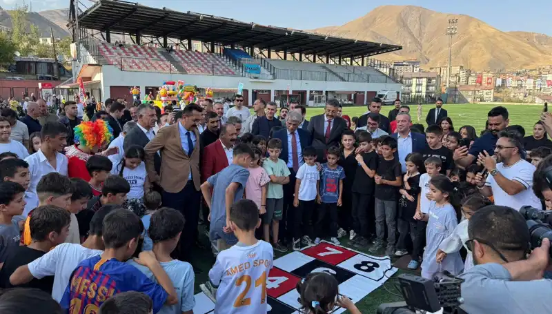 Hakkari'de Geleneksel Anadolu Şenliği Coşkuyla Başladı: Renkli Anlar ve Eğlence Dolu Günler