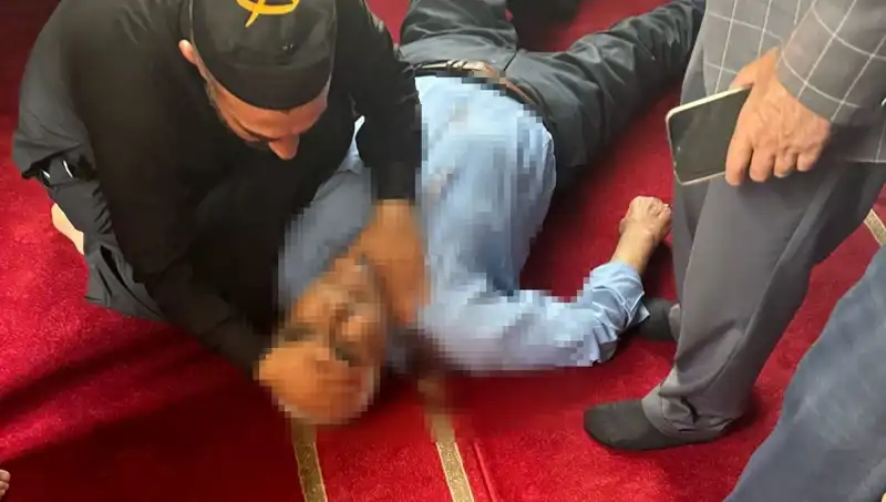 Camide Dua Eden İkisi Bıçaklı Saldırıya Uğradı, Detaylar Şok Edici