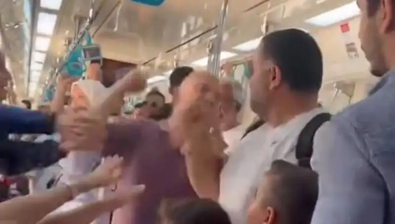 Marmaray’da Yumruklu Kavga: Yolcular Arasında Panik Yaratan Olay