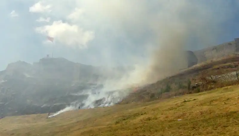 Kars Kalesi’nin Eteklerinde Meydana Gelen Korkutucu Anız Yangını
