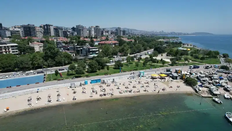 İstanbul'da Sıcak Havalar Caddebostan Sahilini Yuva Gibi Doldurdu