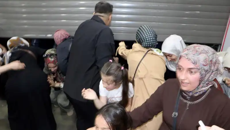 Alışveriş Merkezinde Yüzde 50 İndirim Fırtınası: Alışveriş Severler Akın Etti!