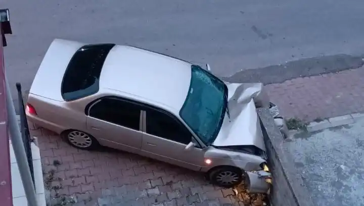 Küçük Bir Hata, Büyük Bir Kaza: Kontrol Kaybı Sonucu Duvara Çarpan Araç