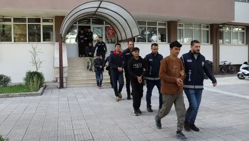 Düzensiz Göçmenlerin Yakalanma Hikayesi: İki İlde 21 Kişi Ele Geçirildi