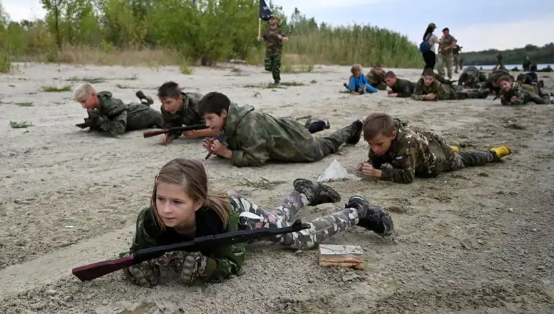8 Yaşındaki Çocuklar Rusya'da Askeri Kamp Eğitimi Alıyor: Endişe ve Gerçekler