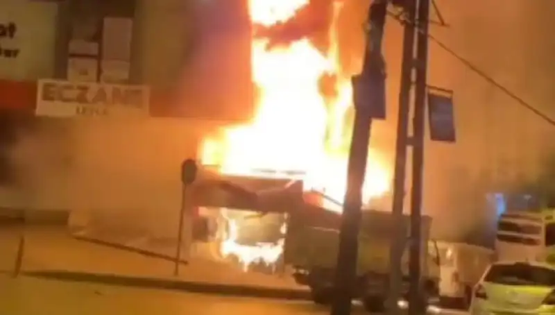 Başakşehir'de İş Merkezinde Yangın: Olayın Ardındaki Sebepler ve Gelişmeler