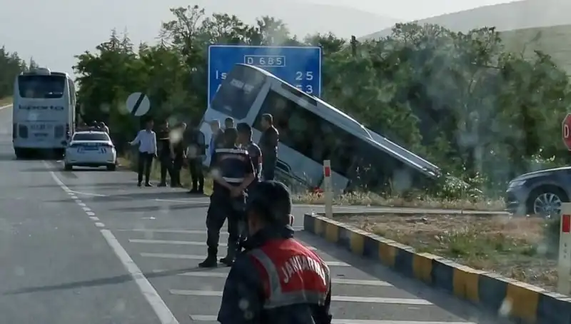 Isparta’da Tur Ve Yolcu Otobüsünün Çarpışması Sonucu Yaralılar Hastaneye Kaldırıldı