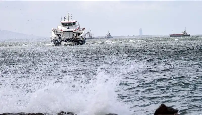 İzmir'de Vapur Seferlerine Fırtına Engeli: Yolcularını Tedirgin Eden Durum