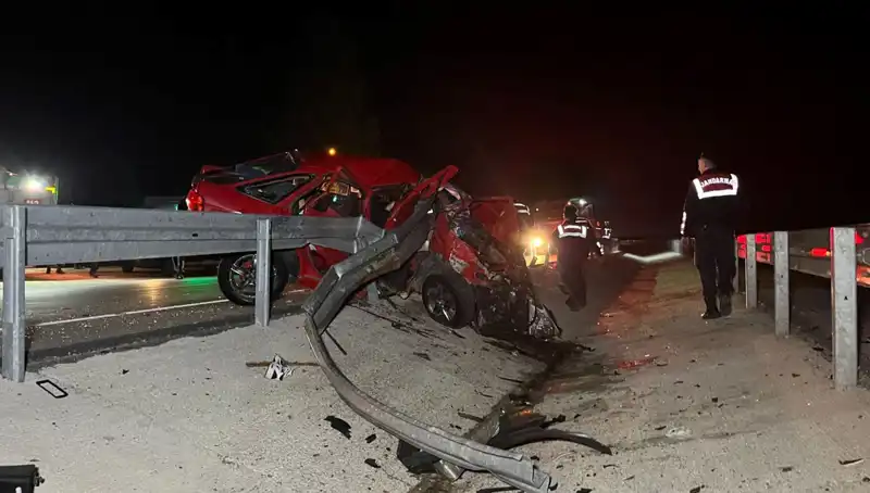 Bariyerlere Çarpan Otomobil Kaza Raporunu Değiştirdi: 2 Ölü