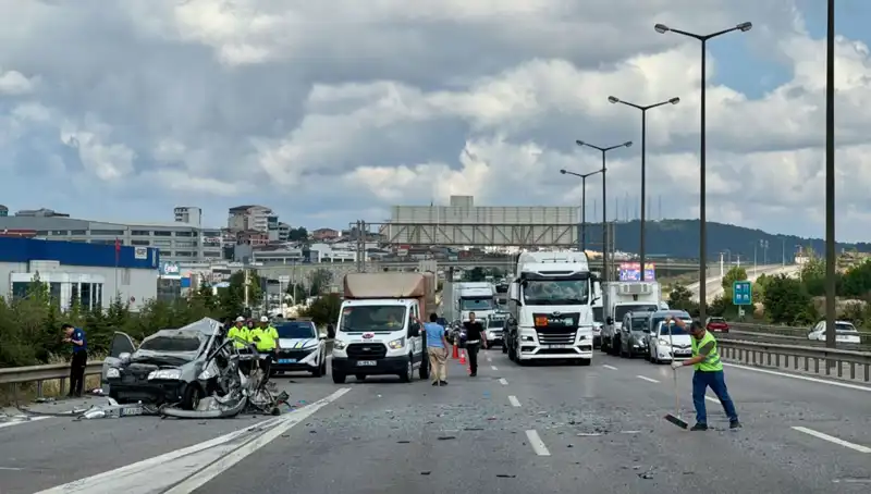 Otoyolda Çarpıcı Kaza: Üç Kişi Araçta Sıkıştı, Trafik Kilitlendi!