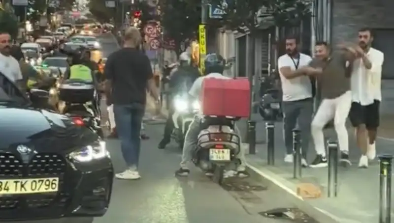 Nişantaşı'nda Yol Verme Kavgası: Sopalı Adamın Kadına Saldırısı Şok Etti
