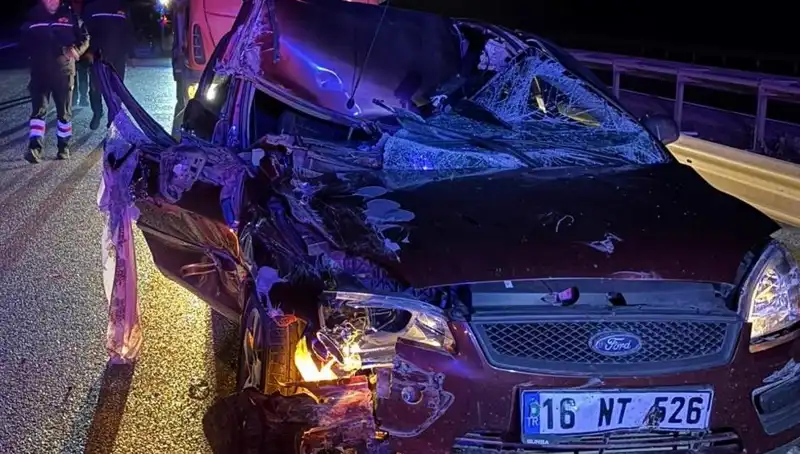 Afyonkarahisar'da Korkutan Kaza: Otomobil ile TIR Çarpıştı, 4 Yaralı