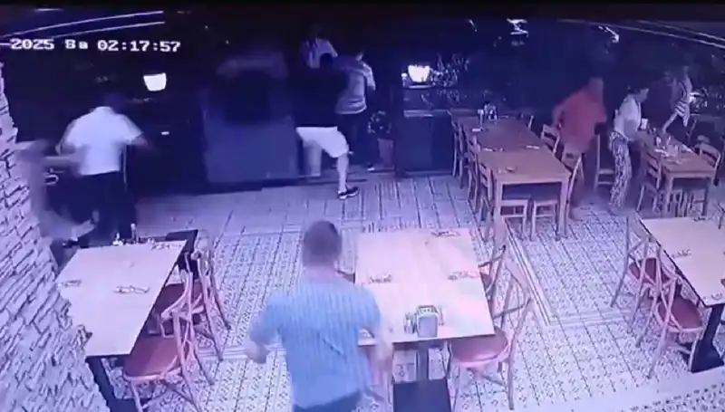 Deprem Anı Güvenlik Kamerasına Yansıdı: Şok Edici Görüntüler!