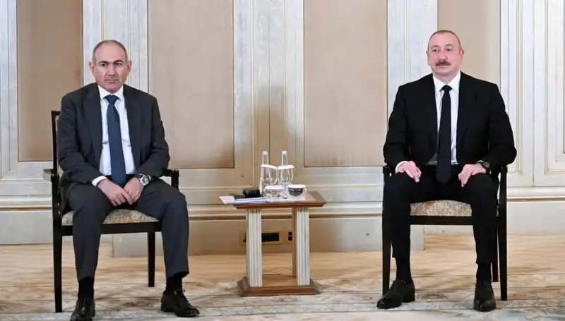 Aliyev ve Paşinyan, Abu Dabi'de Barış Sürecini Görüşmek Üzere Buluştu