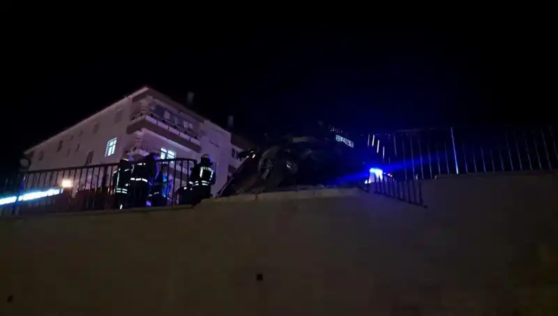 Kontrolden Çıkan Araç Bariyere Çarptı: Sürücü Asılı Kaldı!