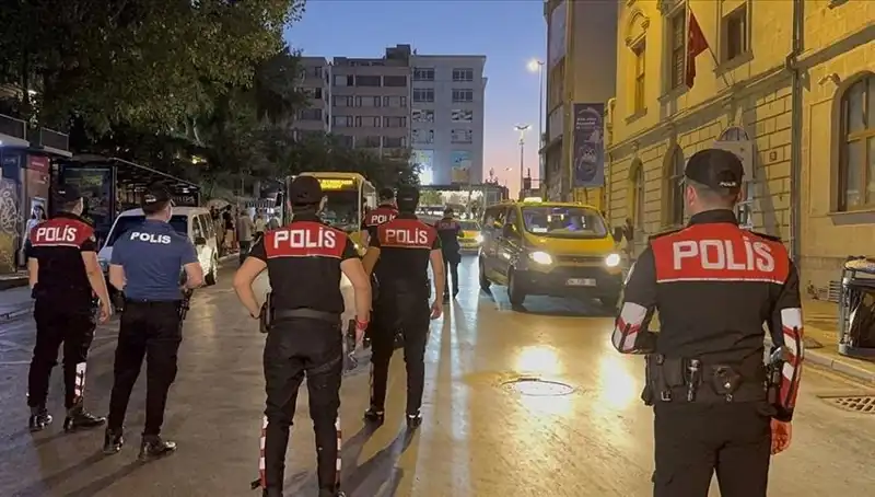 İstanbul'da Hızla Artan Suçlarla Mücadelede 4 Saatte Yüzlerce Gözaltı!