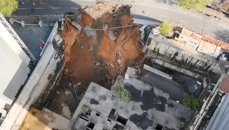 Sarıyer'de Yol Çöktü: Caddeyi Kaplayan Felaket Trafiği Kilitledi