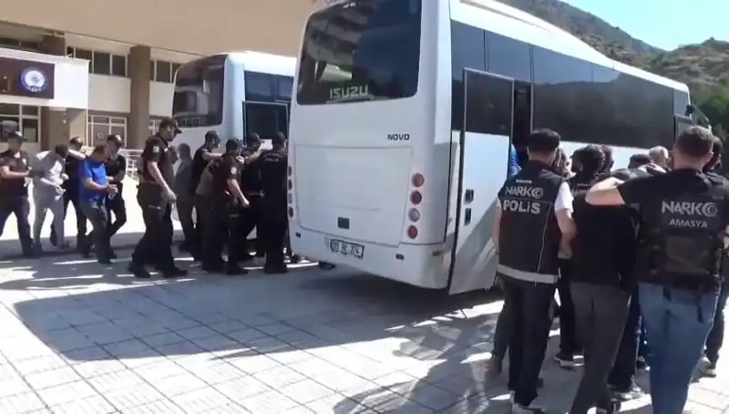 Amasya'da Uyuşturucu Operasyonu: 13 Kişi Tutuklandı, Sokaklar Güvende mi?