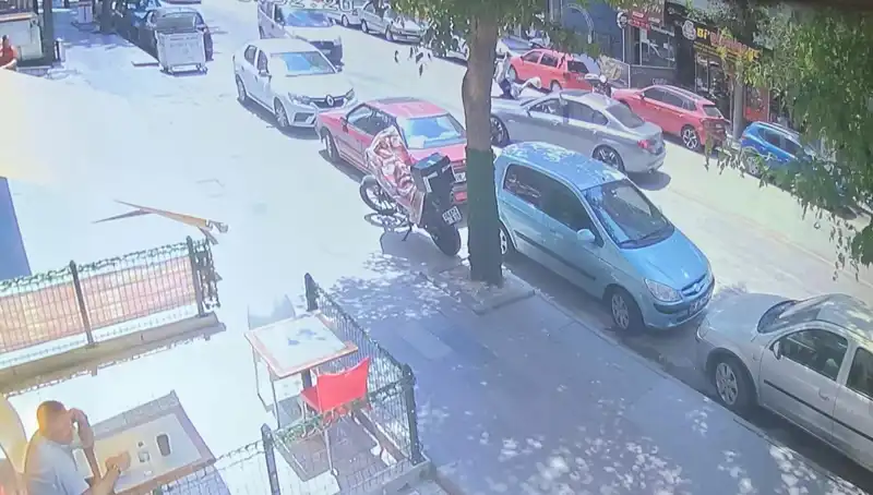 Yolda Dikkatsizliğin Bedeli: Karşıdan Karşıya Geçerken Araba Çarptı!
