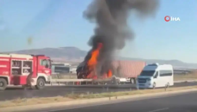 Ankara'da TIR Faciası: Alev Alev Yanan Araç Trafiği Kilitledi