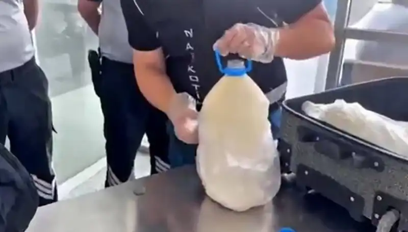 Havalimanında Şaşırtan Ele Geçirme: Süt Şişesinde 12 Kilo 800 Gram Kaçak Madde