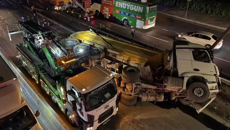 Moloz Yüklü Hafriyat Kamyonu Devrildi: Görgü Tanıkları Olayı Anlattı