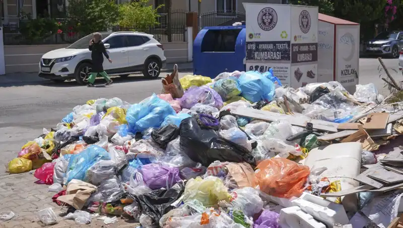 İzmir'de Çöp Yığınları Artıyor: Kentin Temizlik Sorunu Gündemde