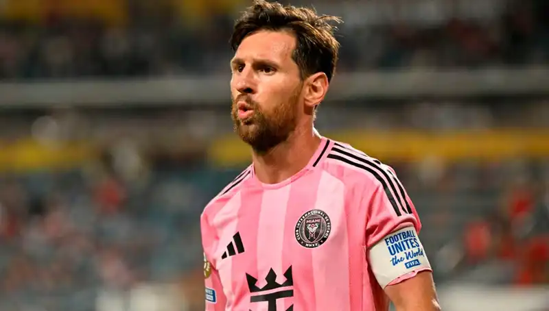 Messi'nin Yeni Macerası: Beraberlikle Başlama Heyecanı ve Direkten Dönen Şut!
