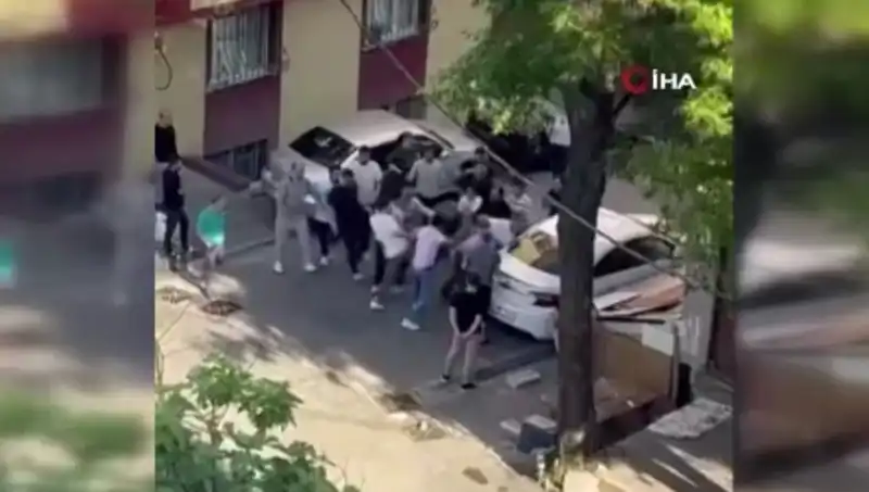 Madde Bağımlısı Kapıları Zorlarken, Mahalleli Topluca Direniyor