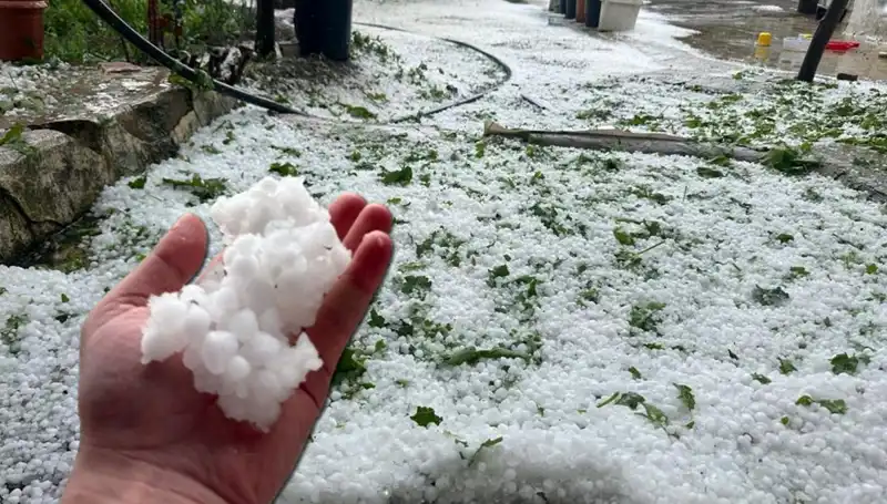 Haziran'da Dolu İle Gelen Beyaz Sürpriz: Her Yer Kış Masalı Gibi!