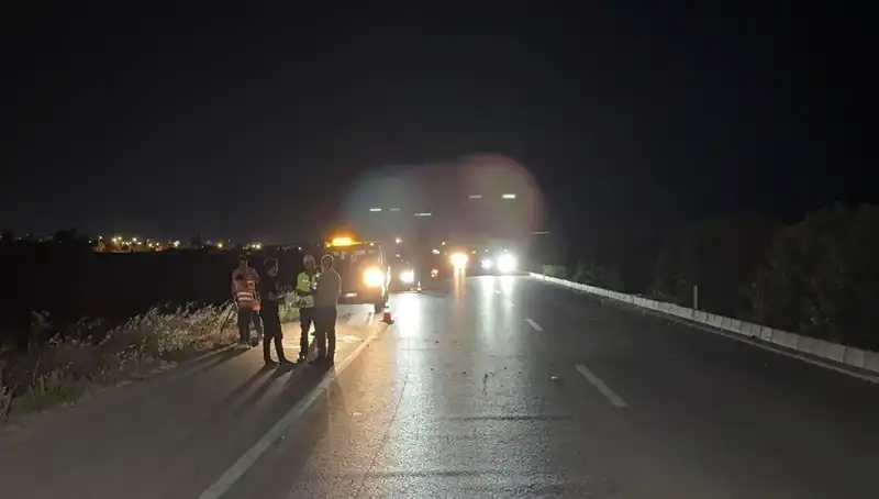 Adana'da Üç Araçla Zincirleme Trafik Kazası: Sürücüler ve Yolcular Yaralı