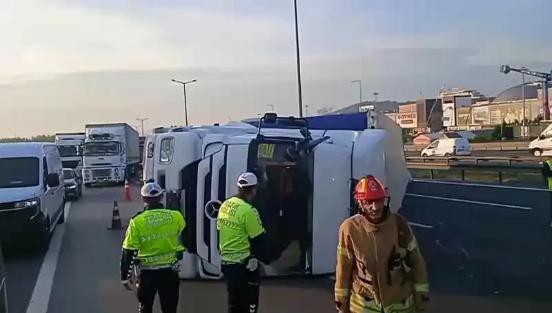 Pendik TEM Otoyolu’nda TIR Devrildi, İstanbul Yönünde Trafik Kilitlendi!
