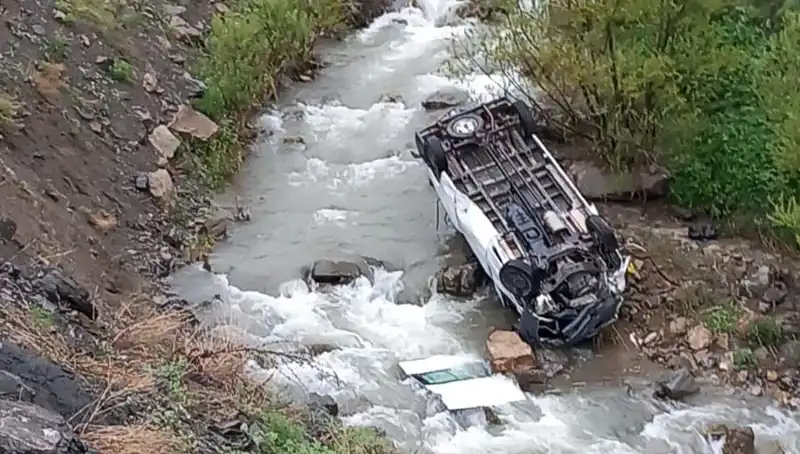 Hakkari’de Minibüs Devrildi: Derede Can Pazarı ve Trajik Sonuçlar